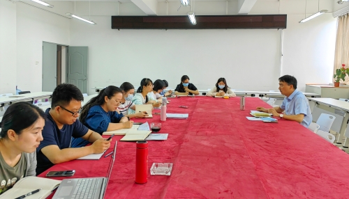 4.辅导员例会收看并热议《教育的力量》.jpg
